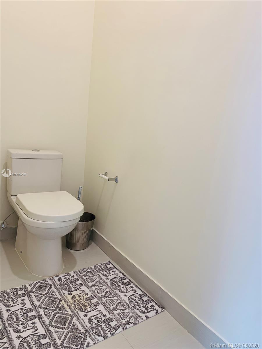 LANDMARK AT DORAL CENTRAL - Residential Lease