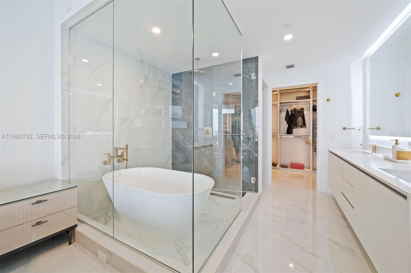 ARIA RESERVE SOUTH CONDO - Residential Lease