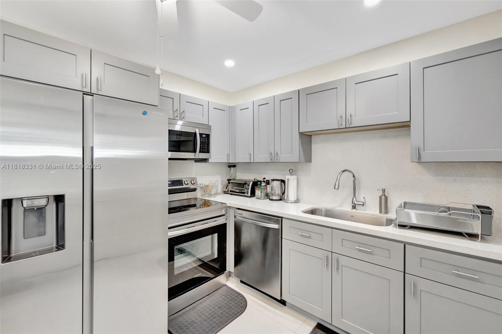 LAUDERDALE - Residential Lease