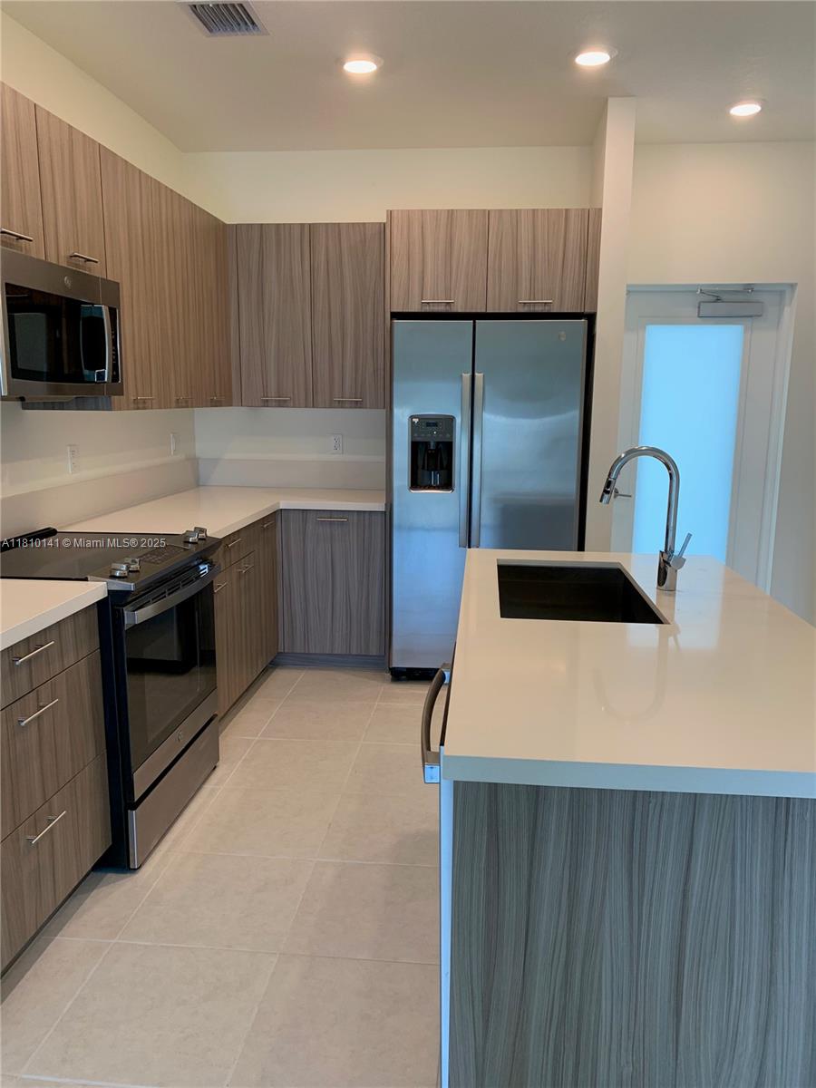 URBANA AT DORAL - Residential Lease