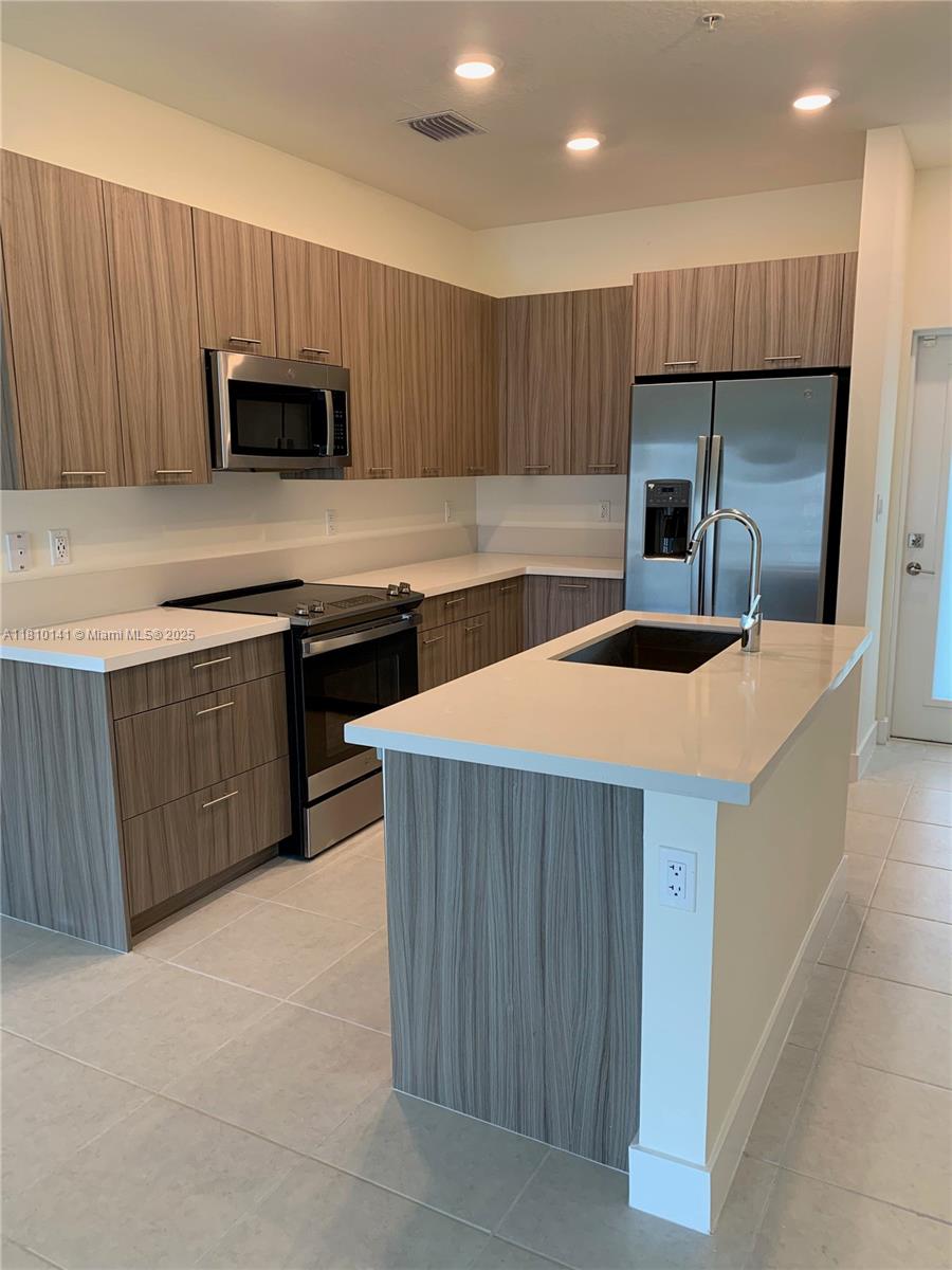 URBANA AT DORAL - Residential Lease