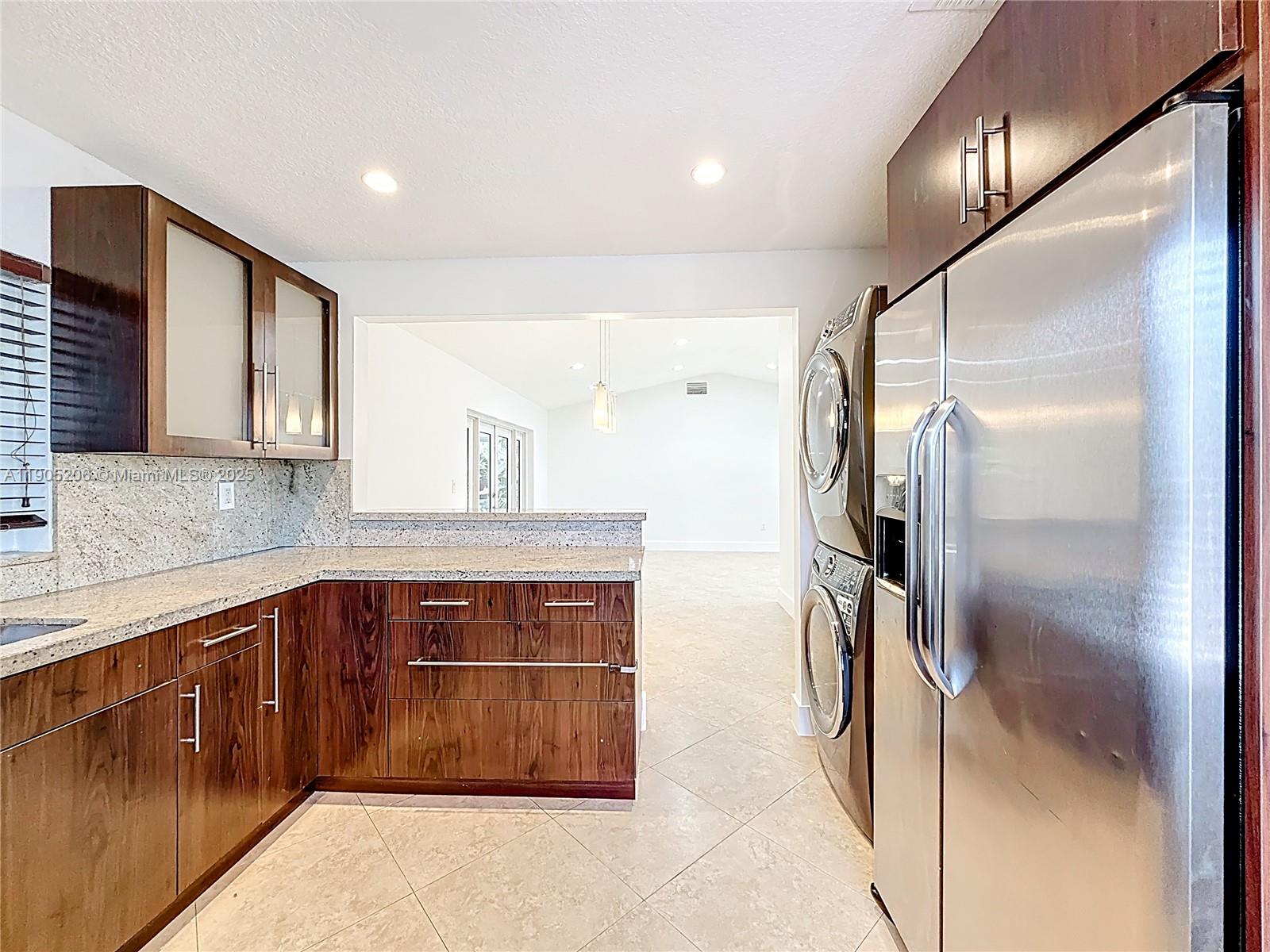 COUNTRY LAKE MANORS SEC 3 - Residential Lease