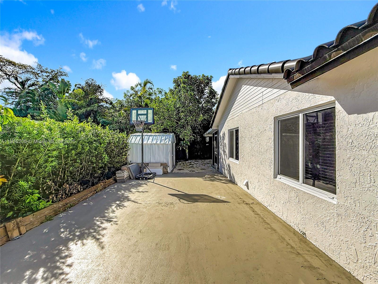 COUNTRY LAKE MANORS SEC 3 - Residential Lease