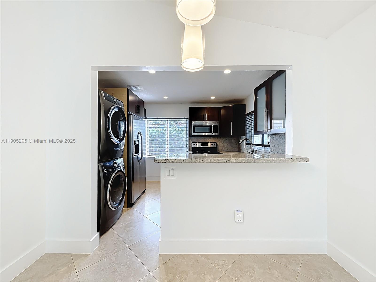 COUNTRY LAKE MANORS SEC 3 - Residential Lease