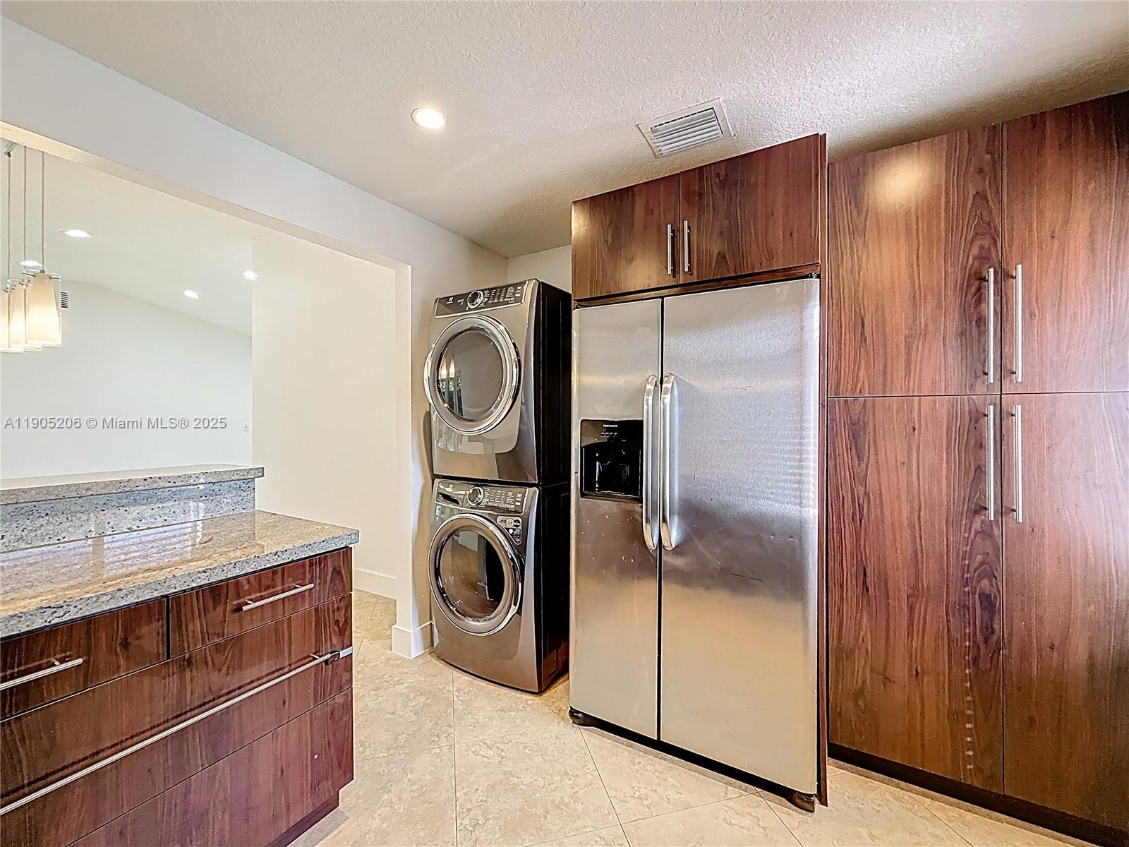 COUNTRY LAKE MANORS SEC 3 - Residential Lease