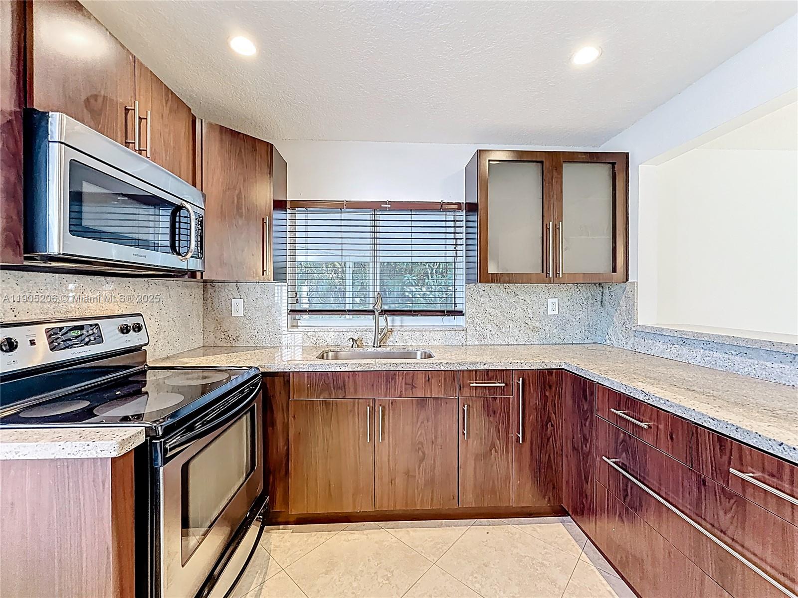 COUNTRY LAKE MANORS SEC 3 - Residential Lease