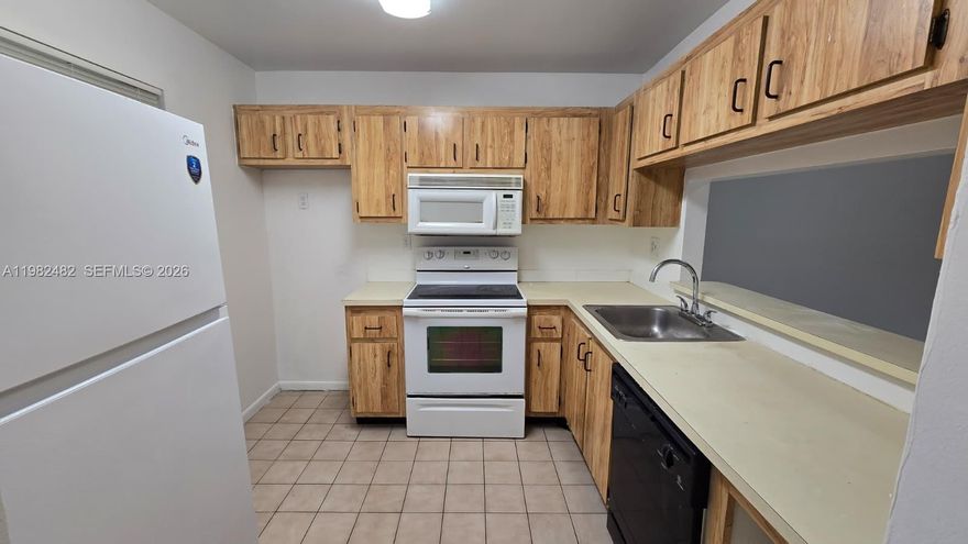 Nice townhouse available for rent. Excellent location.2 bedrooms and 2 full bathrooms. Large living room and nice
kitchen. Patio. Tenant to pay for all utilities.