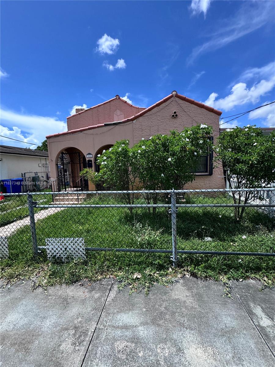 AMAZING LOCATION! Minutes to multiple major roads and highways, restaurants and minutes to the future new soccer stadium. Don't miss this opportunity to live in the heart of Miami. This is a 2 bed/1 bath spacious unit with a large living area dining room and new kitchen.