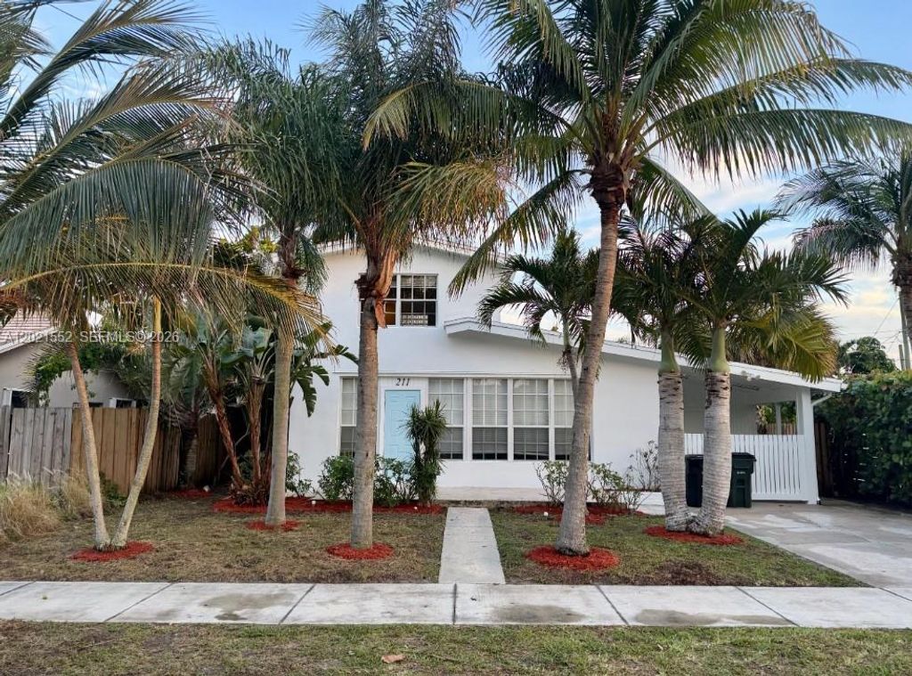 Photo of 211 Dartmouth Dr, Lake Worth, FL 33460 (MLS # A12021552)