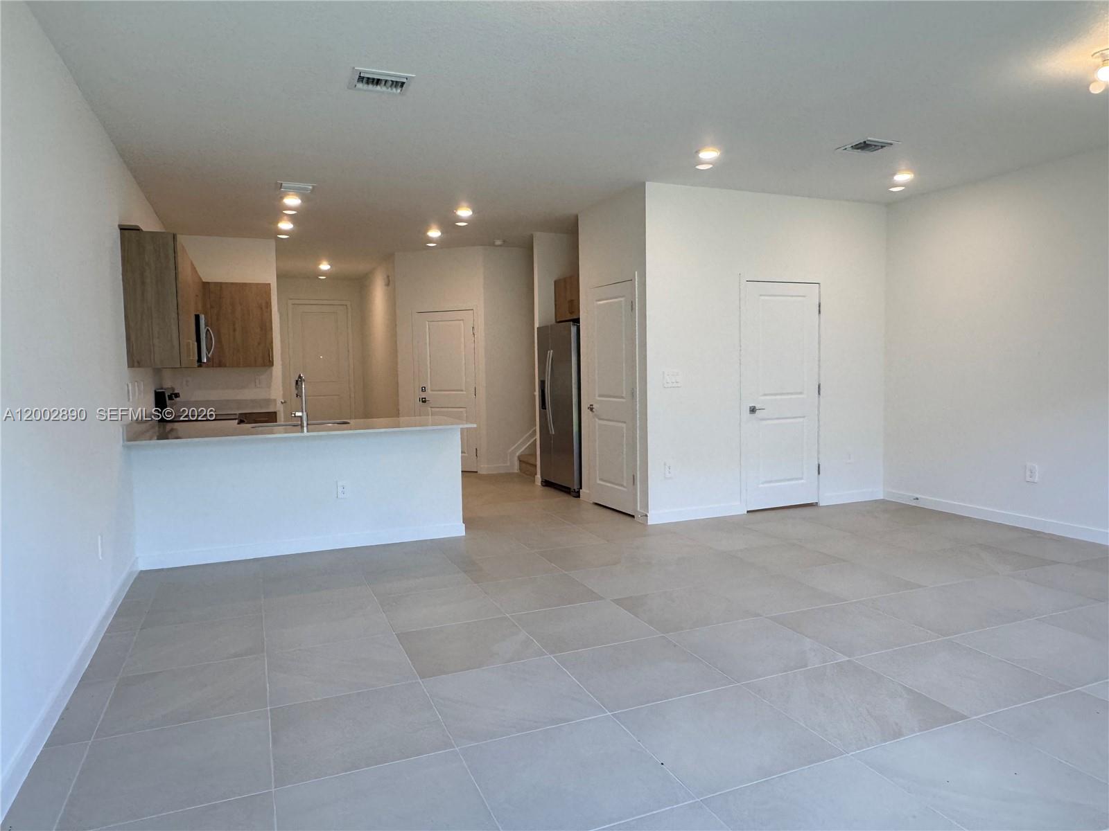 MIAMI LAND AND DEVELOPMEN - Residential Lease