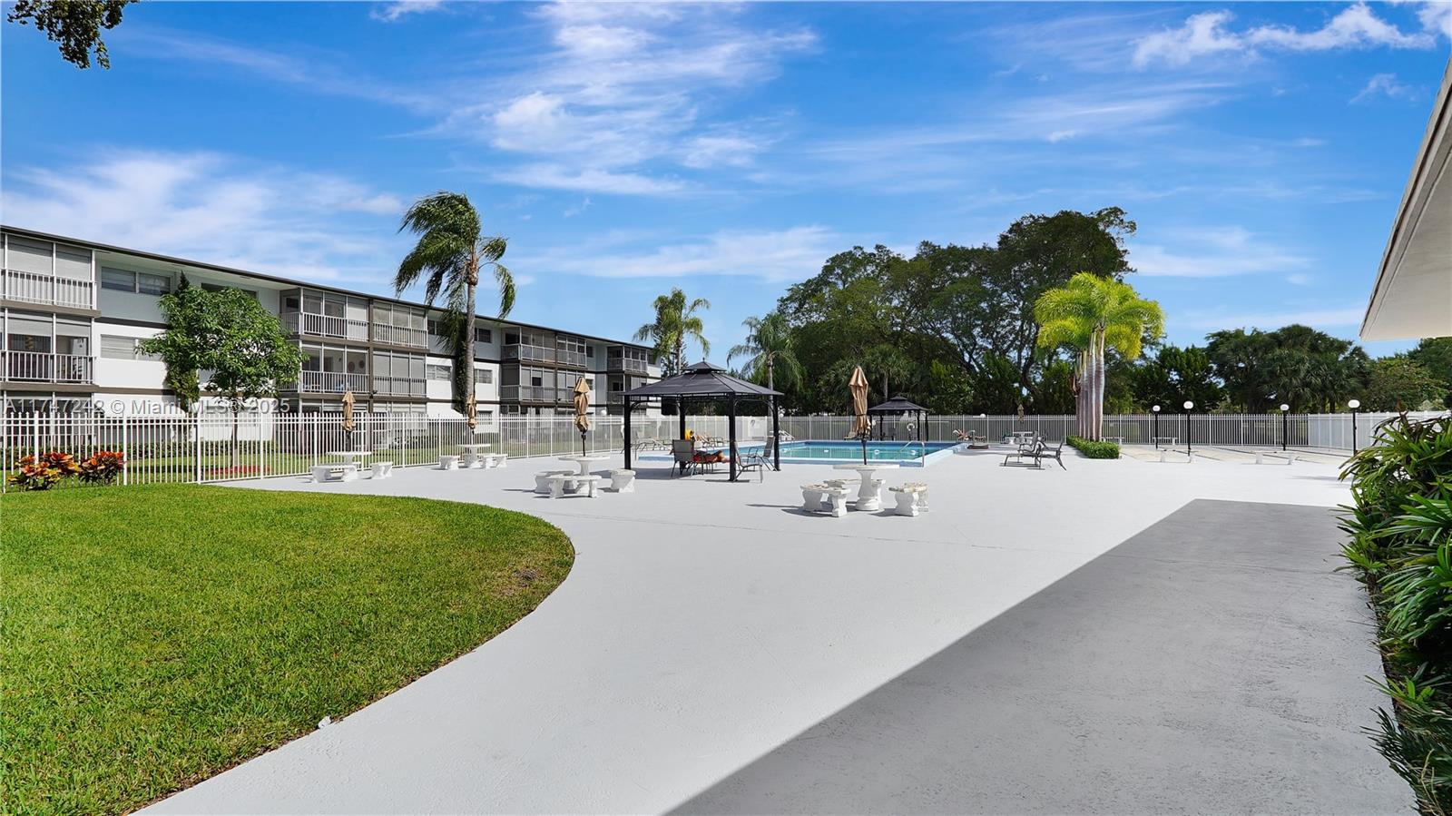 HILLCREST COUNTRY CLUB AP - Residential