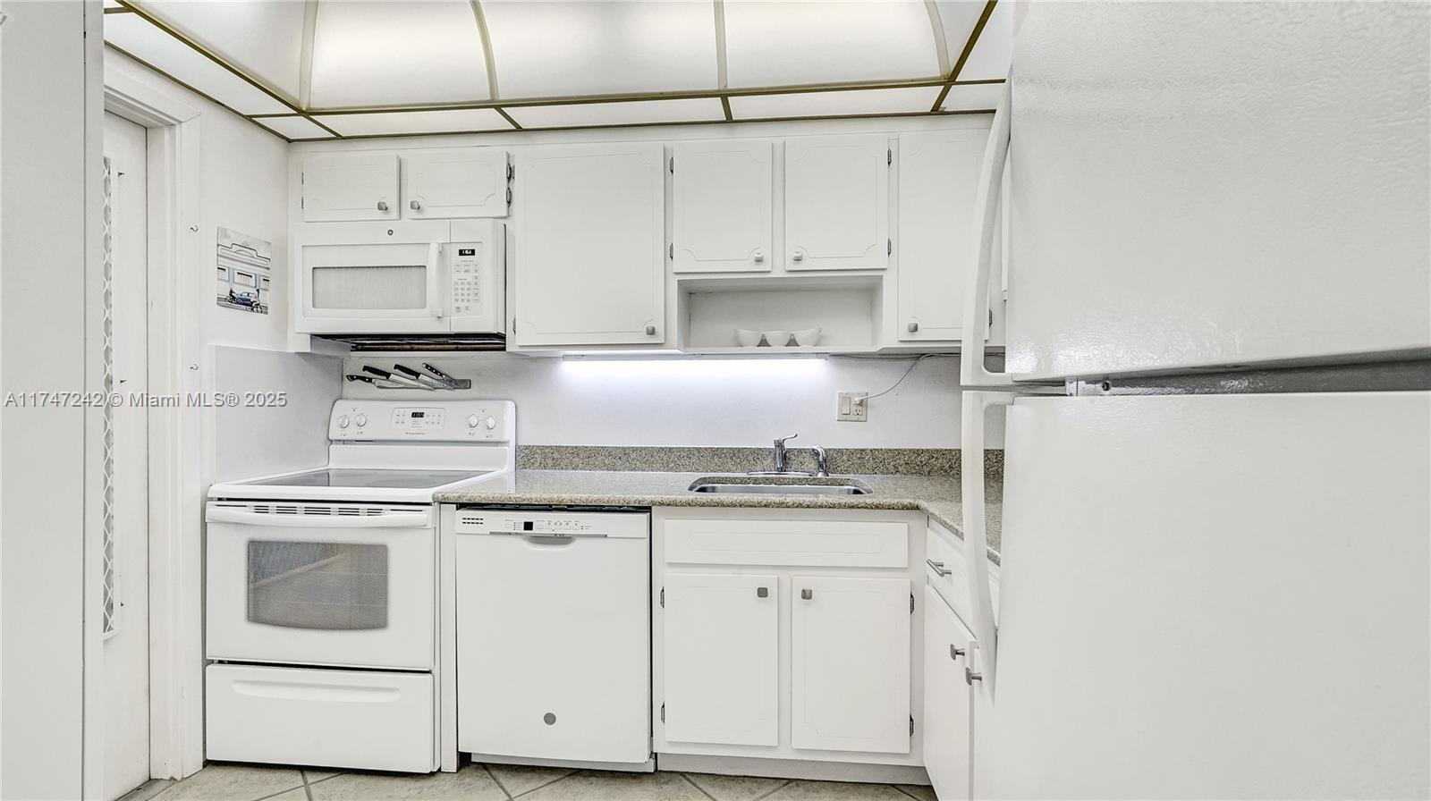 HILLCREST COUNTRY CLUB AP - Residential