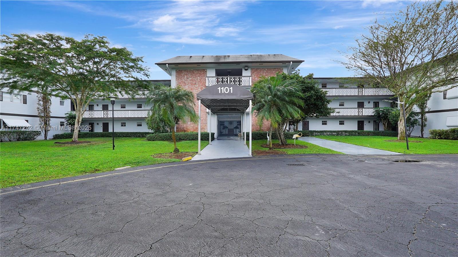Property for Sale at 1101 Hillcrest Ct 103, Hollywood, Broward County, Florida - Bedrooms: 2 
Bathrooms: 2  - $199,000