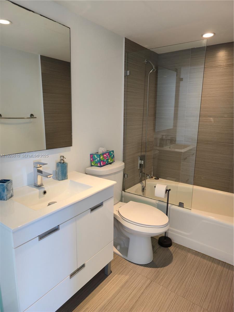 COLONY BAY HARBOR APTS CO - Residential Lease