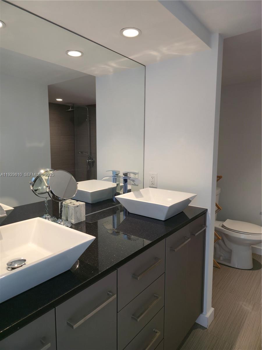 COLONY BAY HARBOR APTS CO - Residential Lease