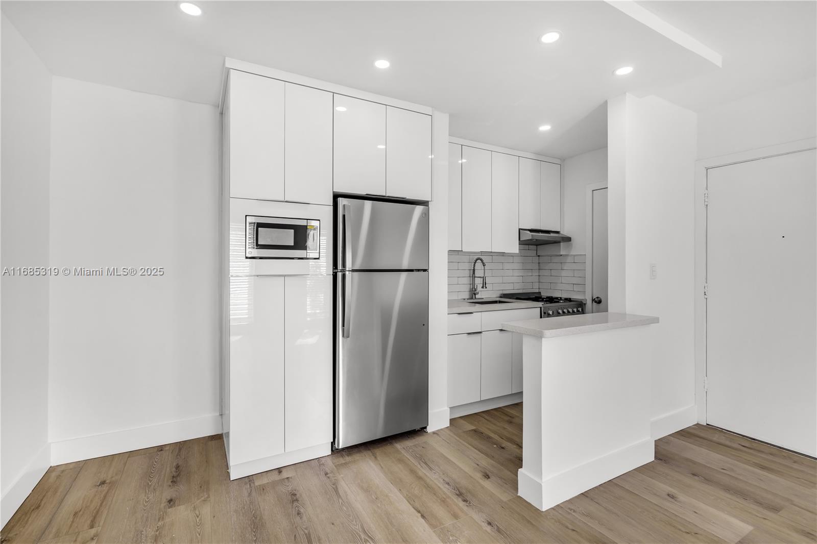 Fully Renovated 1 Bedroom Apartment in Prime Location – Only $2,000!
This beautifully updated 1 bedroom, 1 bathroom apartment is move-in ready, featuring modern finishes and stainless steel appliances. Located in a safe and quiet area, you’ll be just a short walk from popular restaurants, bars, and stores, giving you easy access to all the essentials.
The apartment comes with a dedicated parking space, water included, and the convenience of an on-site laundry room. An elevator is available in the building for easy access. For commuters, the Metrorail is within walking distance, and it's only a five-minute drive to the University of Miami.
You won’t find anything better at this price. Schedule a viewing today to secure this ideal space!