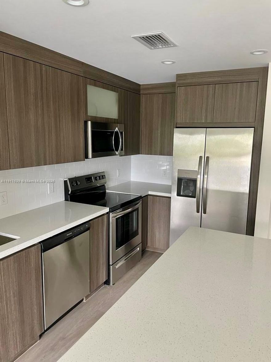 Excellent location brand new 1 bed, 1 bath in Hollywood. Stainless steel kitchen appliances, washer and dryer in unit. 1 assigned covered parking space.Walking distance to Hollywood Blvd, plenty of restaurants, bars and shopping. Only 10 min from the beach. Great opportunity!