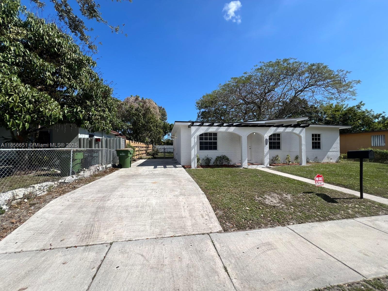 Single family 4 bedrooms 2 bathrooms fully renovated House, New roof, AC, Electrical panel and windows. Kitchen with new stain steel appliances. Great land with lot of potencial. Great area close to I-95, super markers, schools and more entreteinment areas.
Do not miss this opportunity.