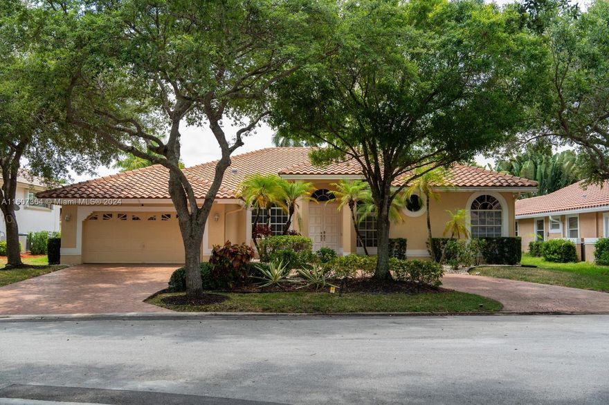 This spacious home, set within a secure gated community, features 4 bedrooms and 3 bathrooms. It boasts an open-plan living area with high ceilings and large windows, flooding the space with natural light. The modern kitchen, complete with high-end appliances and an island, flows seamlessly into a comfortable living room. The master suite includes a luxurious bathroom and walk-in closet. Outside, a well-maintained garden surrounds a sparkling pool, perfect for relaxation. The community offers additional security and exclusivity, making it an ideal retreat.