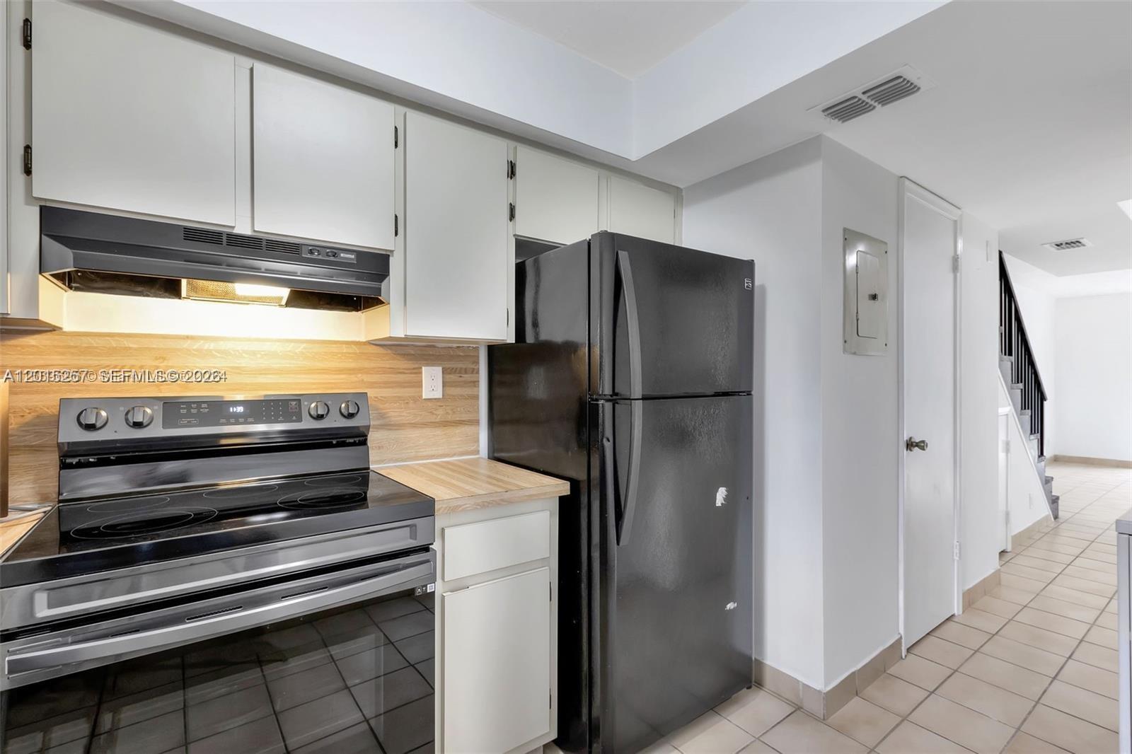 DAVIE HEIGHTS EXTENSION - Residential Lease
