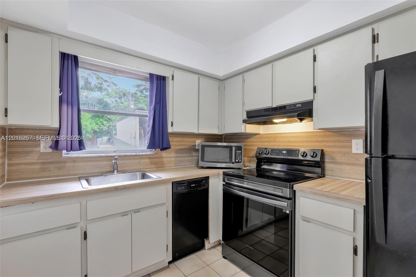 DAVIE HEIGHTS EXTENSION - Residential Lease