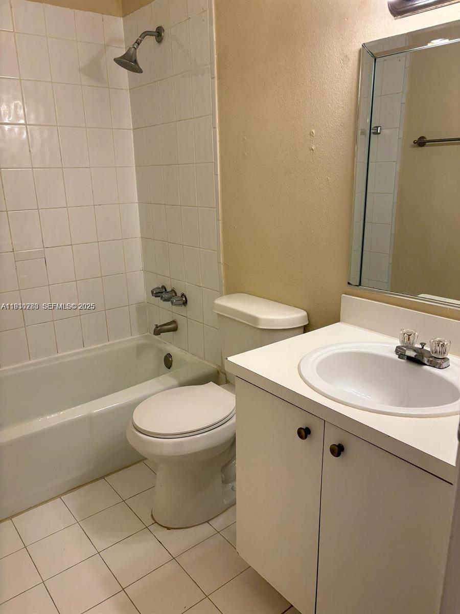 VENETIAN GARDENS AT COUNT - Residential Lease