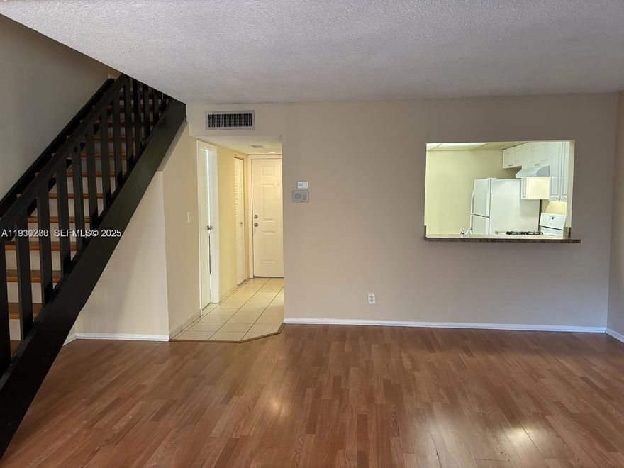 BEAUTIFUL APARTMENT 2 LEVELS, CENTRAL A/C, LAMINATE FLOOR, GOOD APPLIANCES, GATE COMMUNITY, POOL ,GYM, MIAMI LAKES