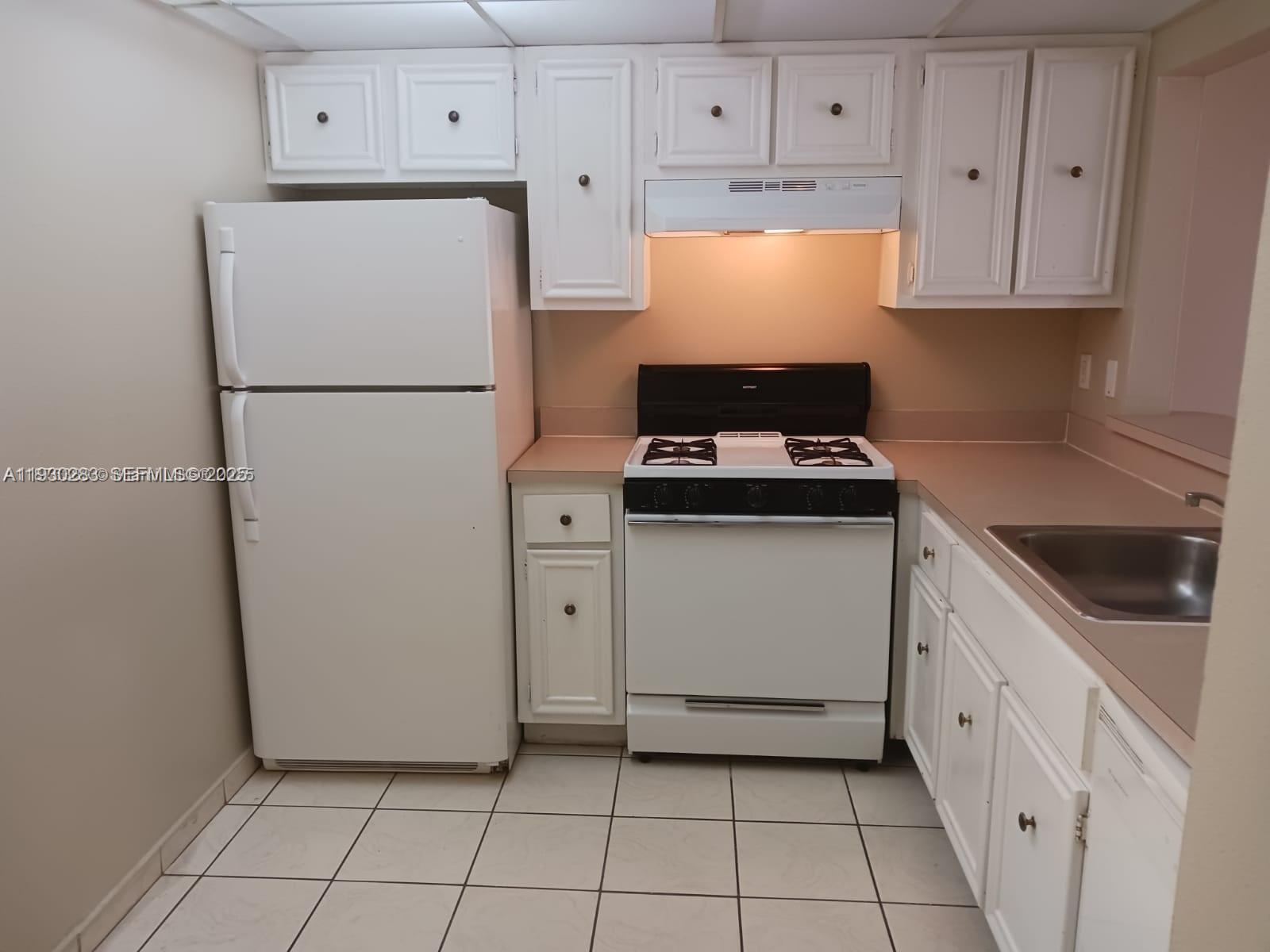 VENETIAN GARDENS AT COUNT - Residential Lease