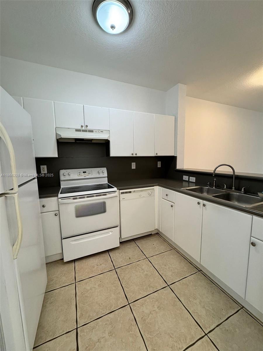 Beautiful apartment ready to move in. Located in an excellent area, close to major highways. The unit has two bedrooms and two bathrooms. The master bedroom has two closets and a private bathroom. There is also a washer and dryer inside the apartment. This apartment is located on the first floor.