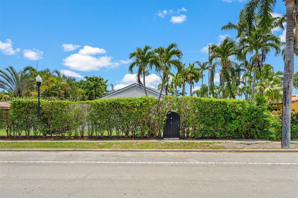 Photo of 1550 Tyler St, Hollywood, FL 33020 (MLS # A12049866)