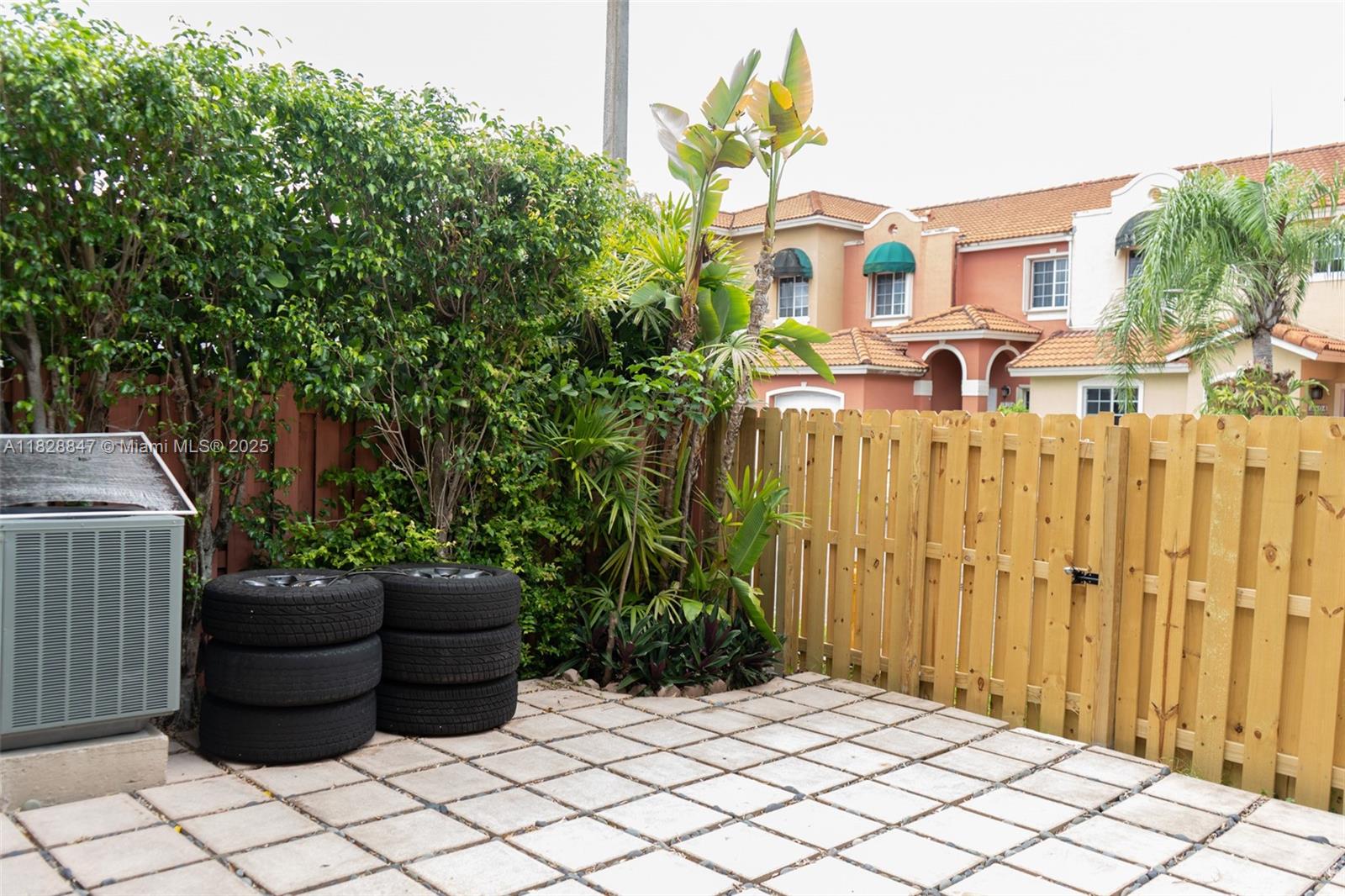 VISTA ALEGRE TOWNHOMES VI - Residential