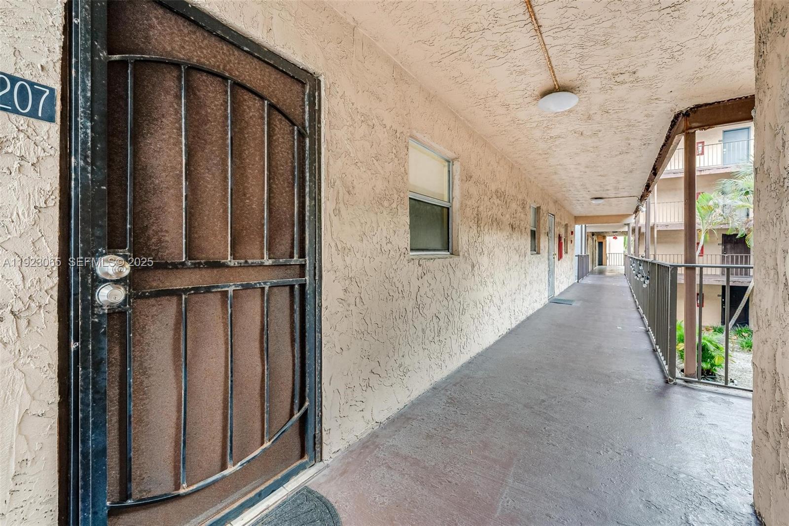 SOMERSET AT LAUDERDALE LA - Residential