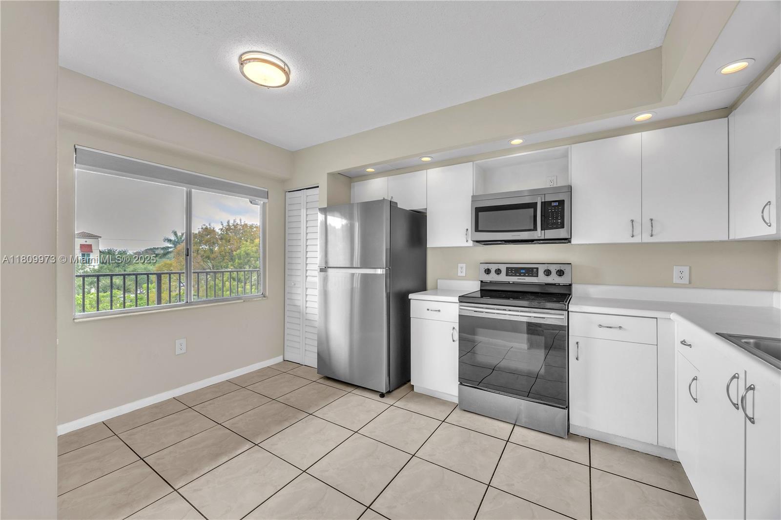 12551 Sw 16th Ct 403C, Pembroke Pines, Miami-Dade County, Florida - 2 Bedrooms  
2 Bathrooms - 