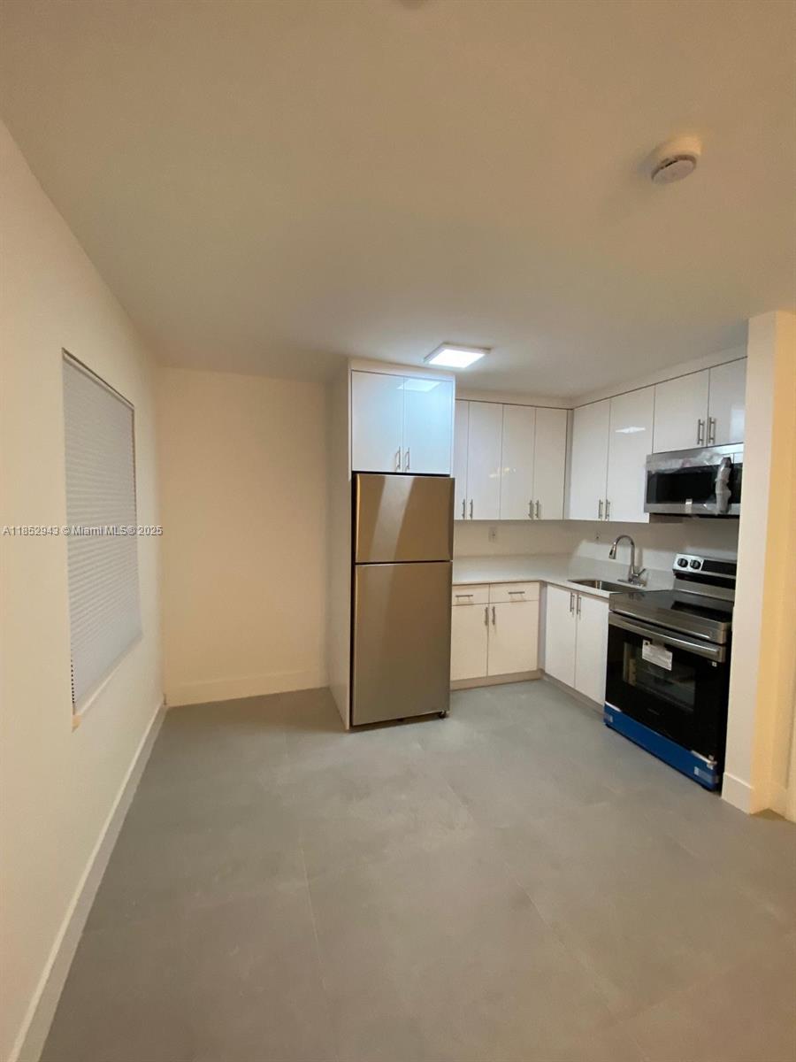 BEAUTIFUL 1 BEDROOM 1 BATH IN SMALL COMMUNITY CLOSE TO THE BEACH, SHOPPING, HOUSE OF WORSHIP AND PUBLIC TRANSPORTATION. Close to US1 and 4 Blocks from Hallandalle Blvd TOTALLY UPGRADED KITCHEN CABINETRY, BRAND NEW STAINLESS STEEL APPLIANCES , NEW BATHROOM and NEW PORCELAINS
FLOORS.