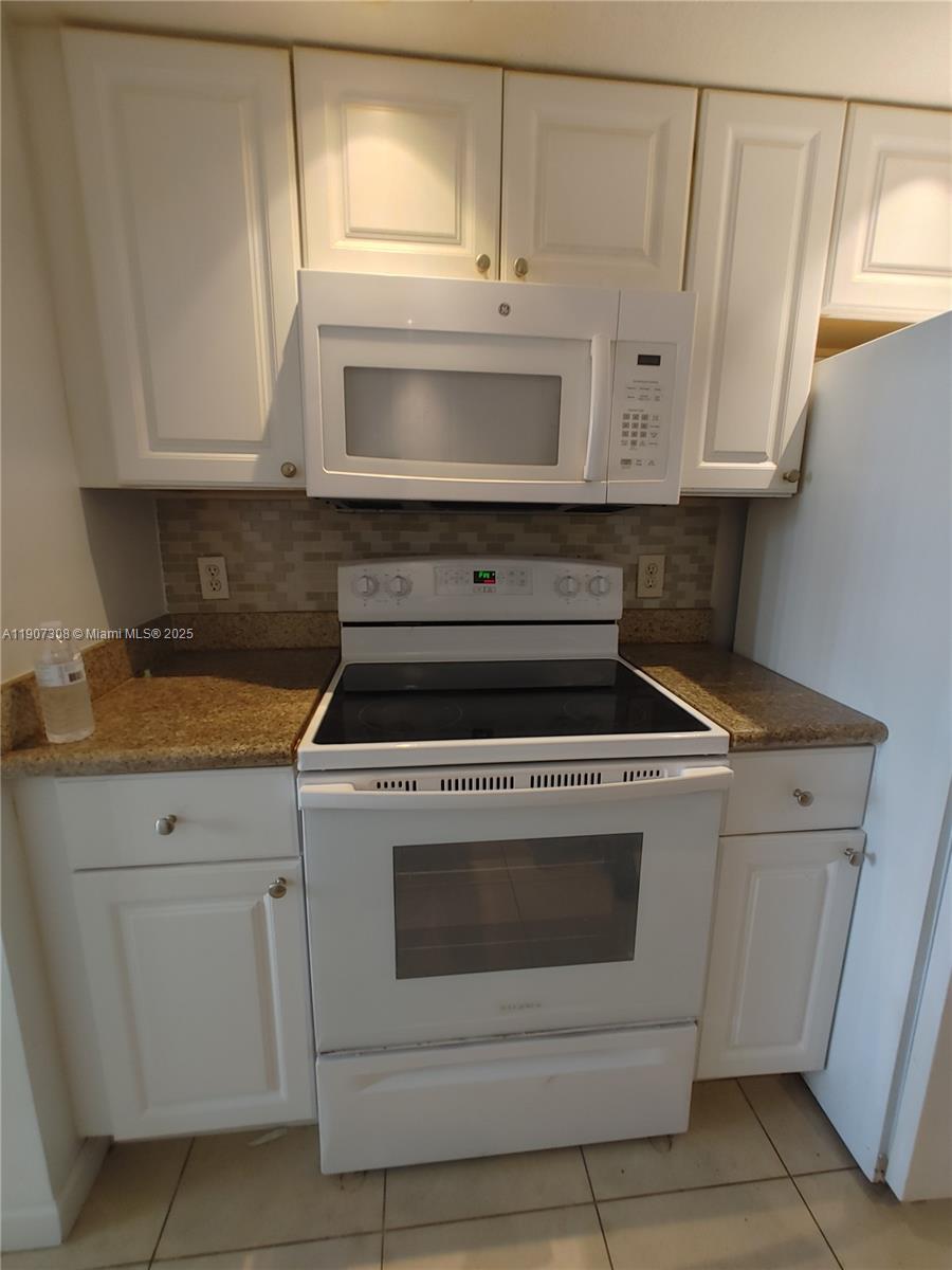 PALM VILLAGE CLUB CONDO - Residential Lease