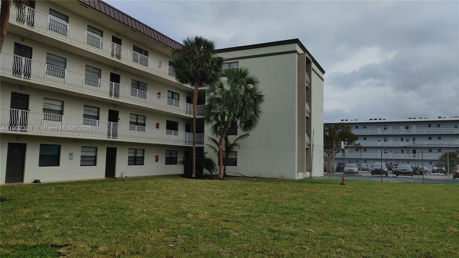 PALM VILLAGE CLUB CONDO - Residential Lease