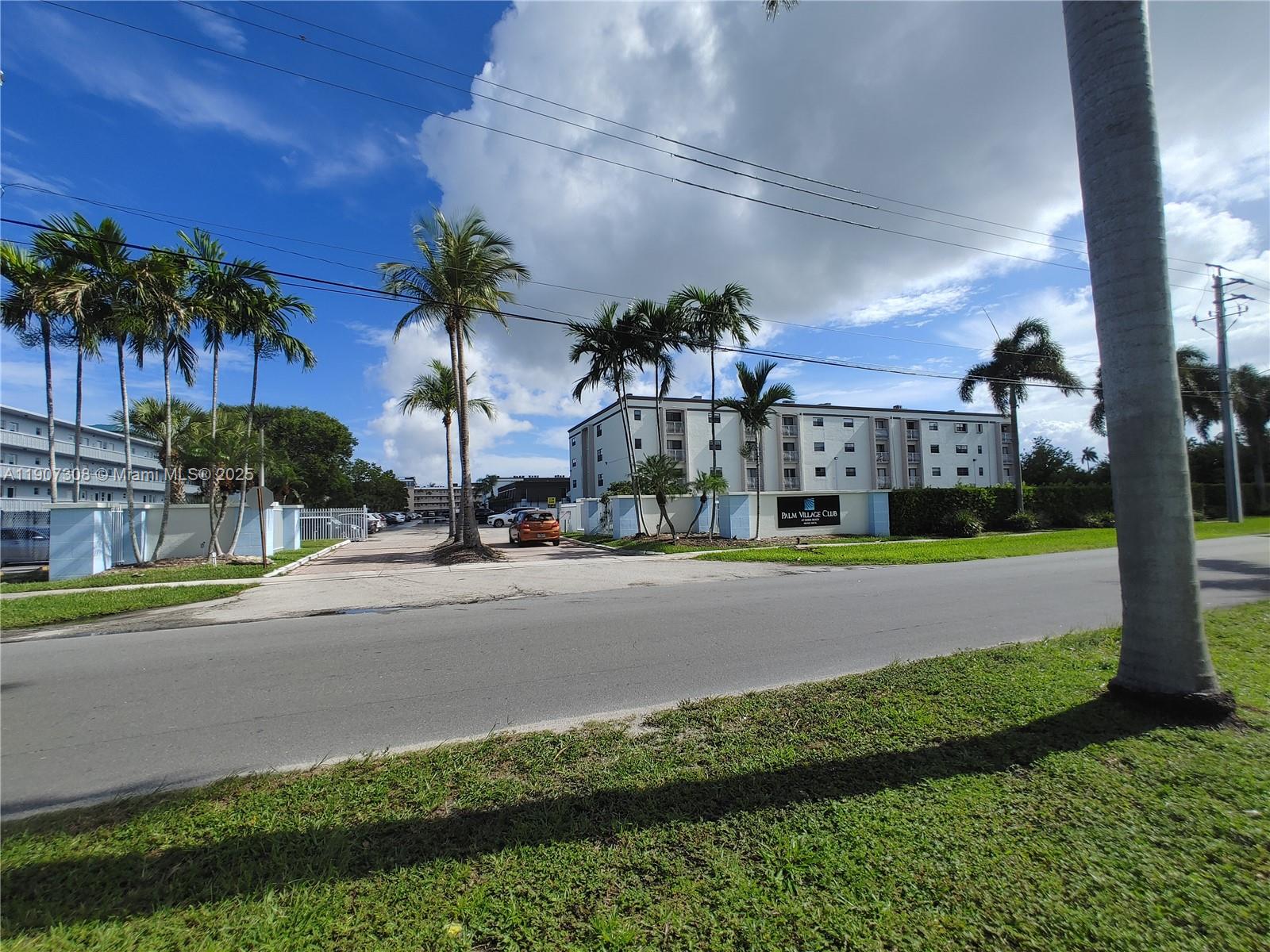 PALM VILLAGE CLUB CONDO - Residential Lease