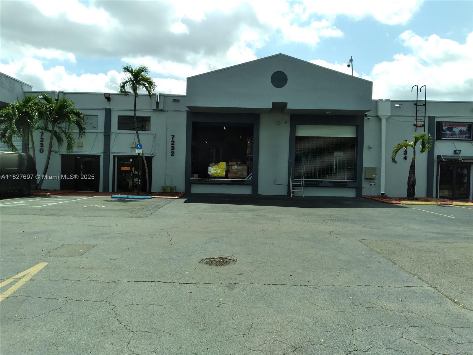 Dock High, 800 SqFt Office, 1600 SqFt Warehouse. Easy acces to Palmetto (826), Close to Miami International