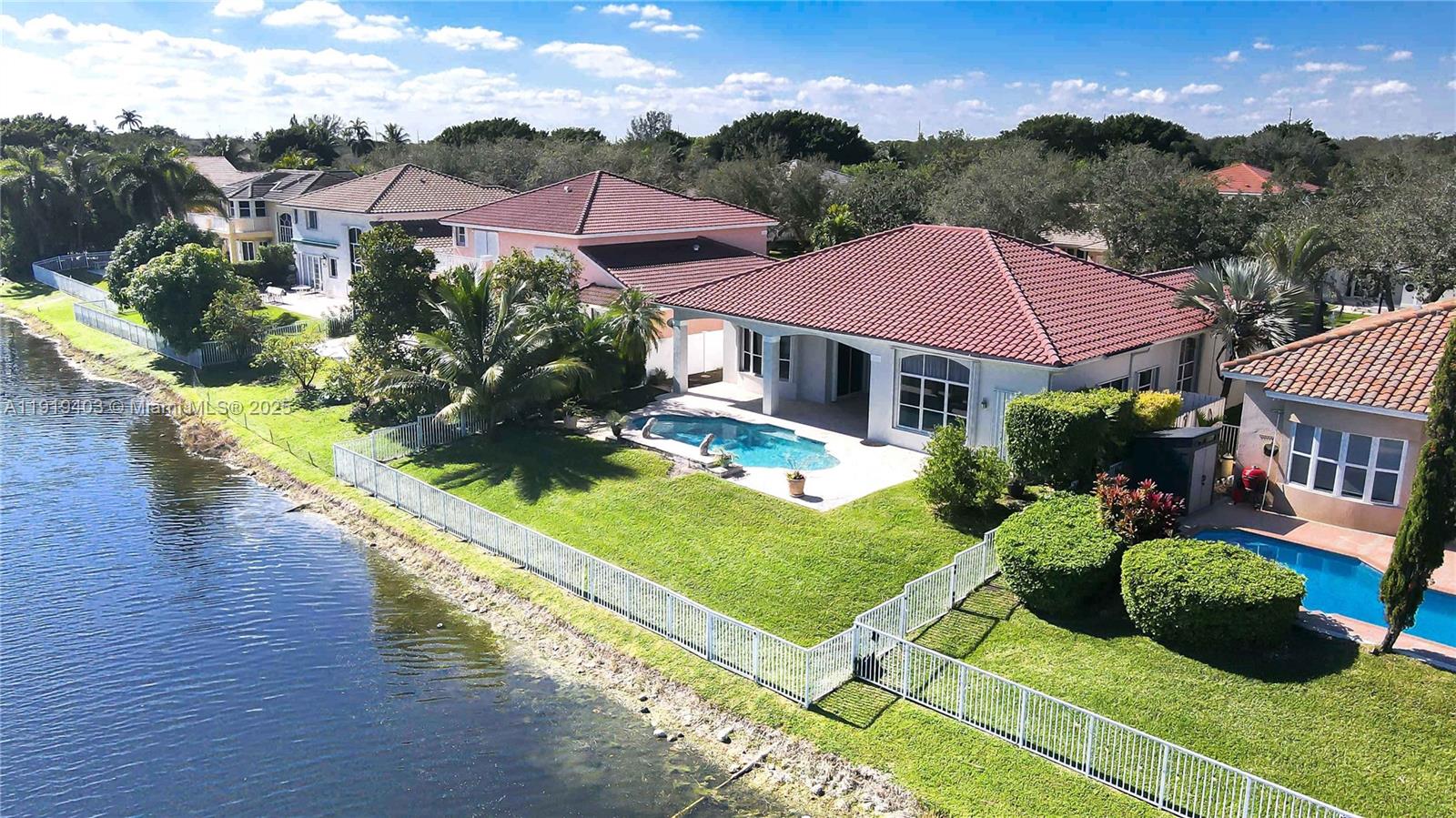 REPLAT OF COUNTRY LAKES - Residential