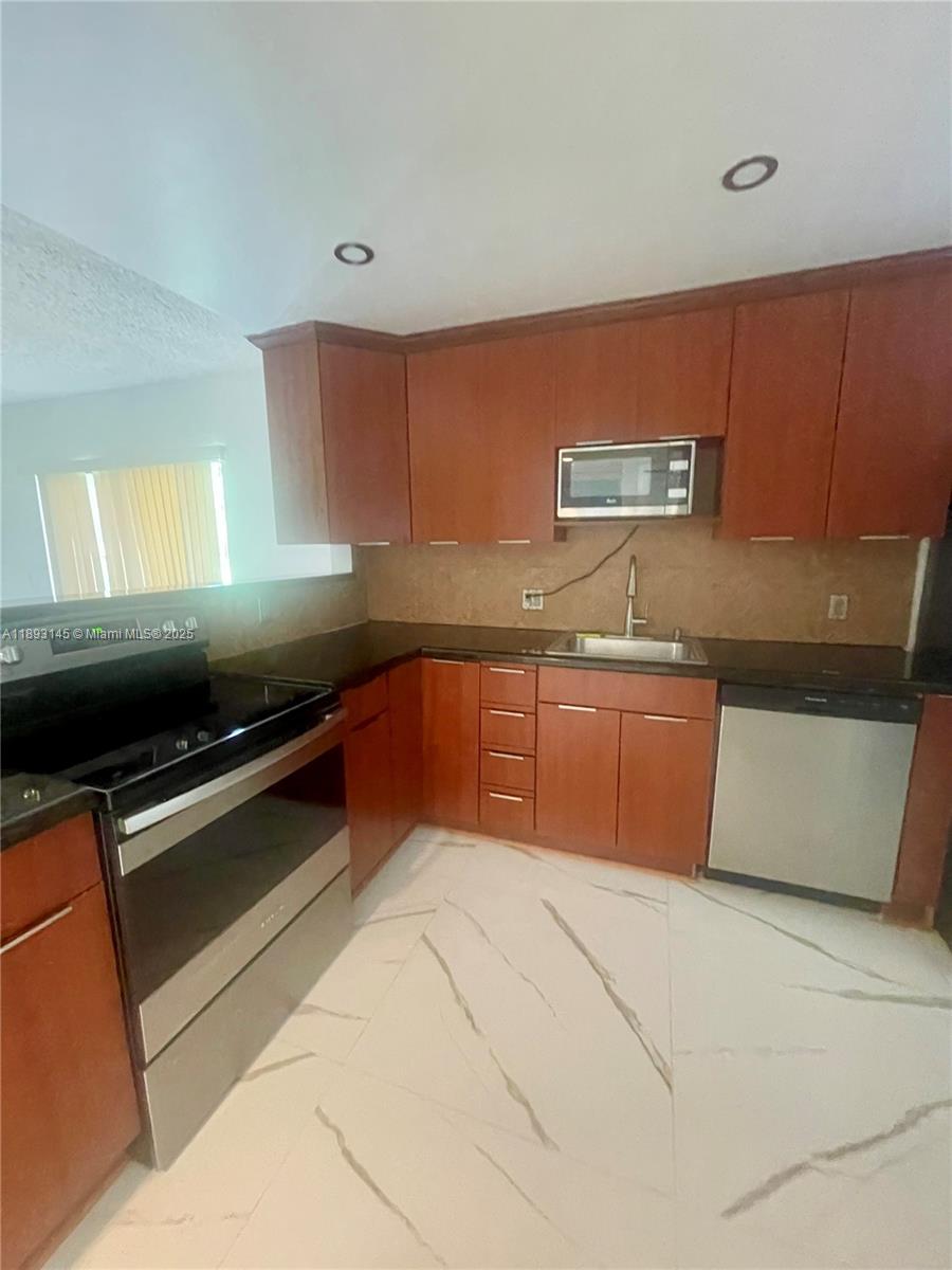 RACQUET CLUB APARTMENTS A - Residential Lease