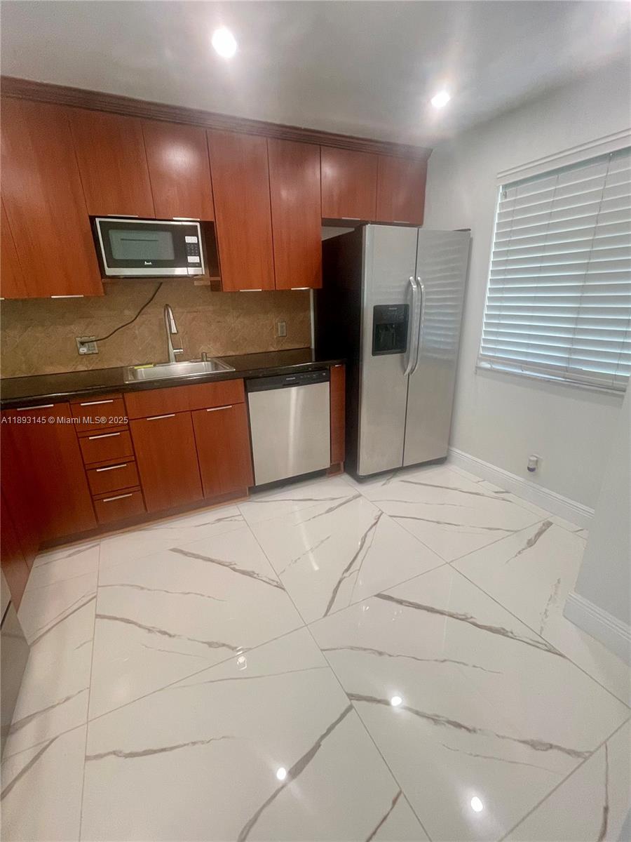 RACQUET CLUB APARTMENTS A - Residential Lease