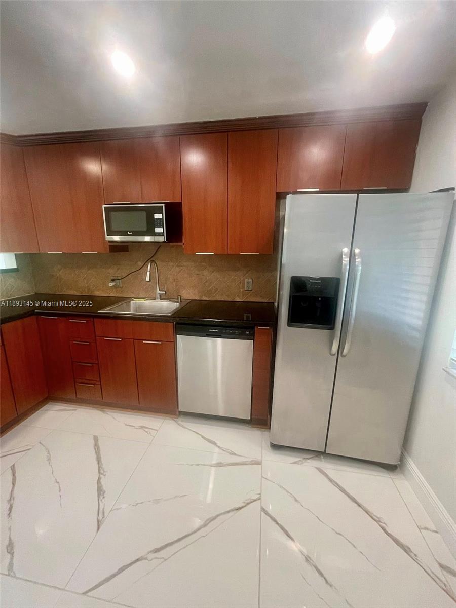 RACQUET CLUB APARTMENTS A - Residential Lease