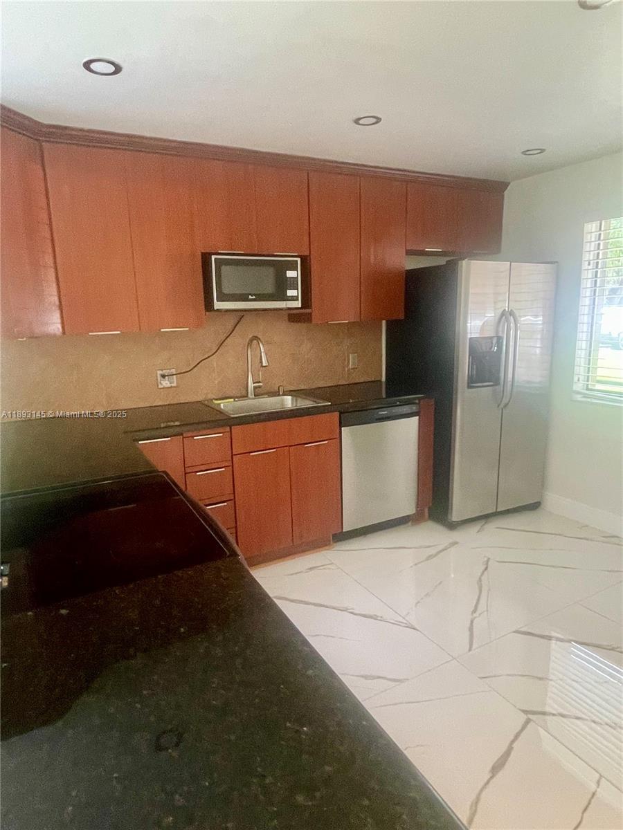 RACQUET CLUB APARTMENTS A - Residential Lease