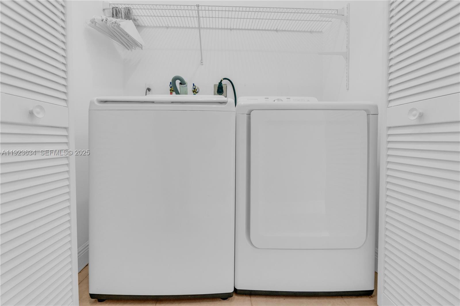 TWIN LAKE SHORES EAST - Residential