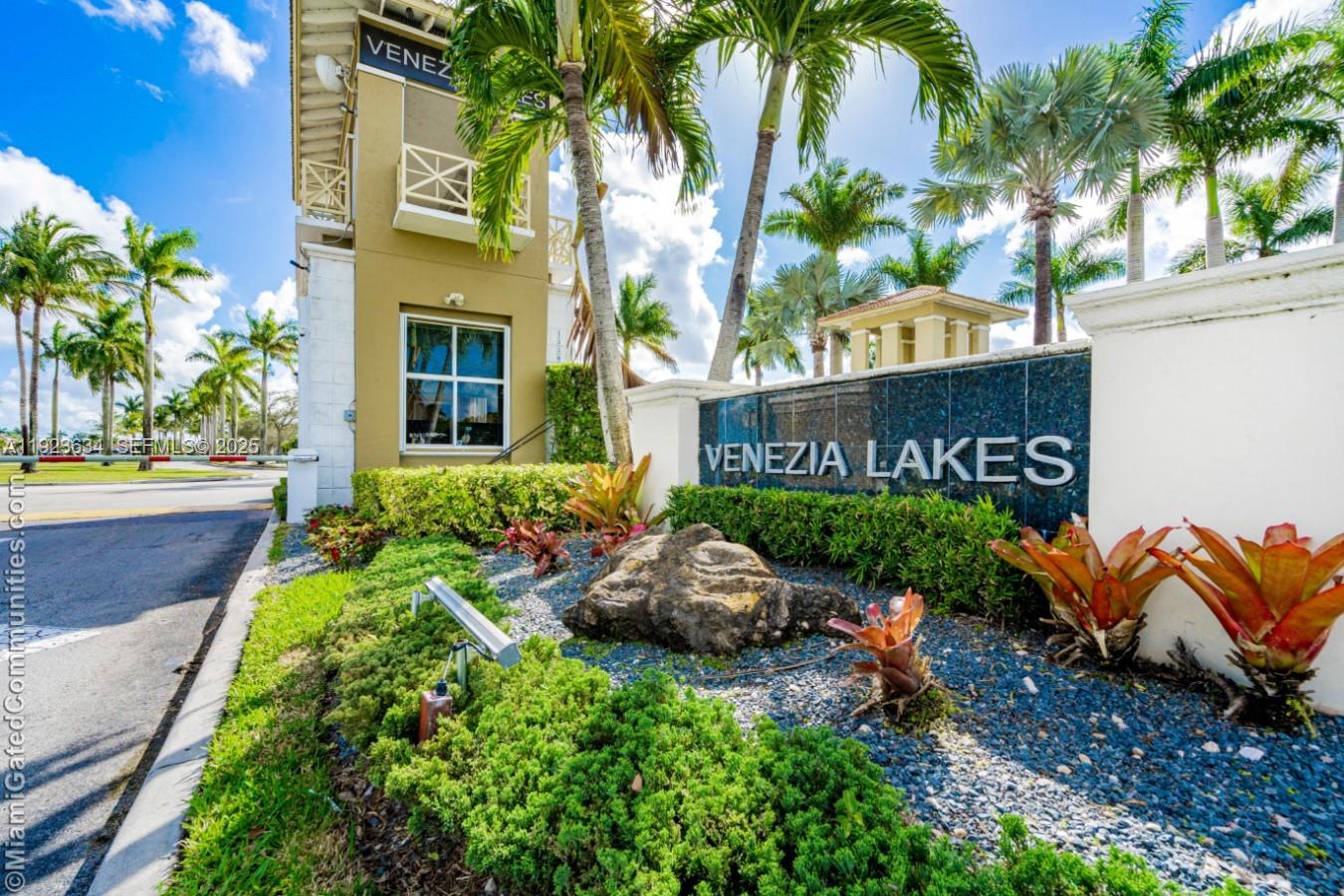 TWIN LAKE SHORES EAST - Residential