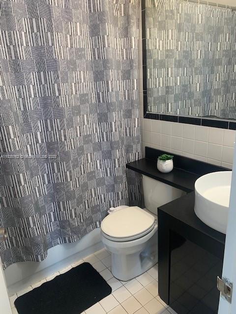 INVESTORS CALL!! Beautiful 1 bedroom apartment centrally located in the HEART OF SOUTH BEACH!! Historic Building in Art Deco, TOTALLY RENOVATED unit full of natural light, open kitchen w/ stainless steel appliances, granite countertops, waterproof PVC flooring, central A/C. Building: secure entrance, renovated lobby, elevator, on-site laundry facilities. Centrally located: few steps from Espanola Way, Lincoln Rd, beach, Flamingo Park, stores, public transportation, etc. Must see!!.
