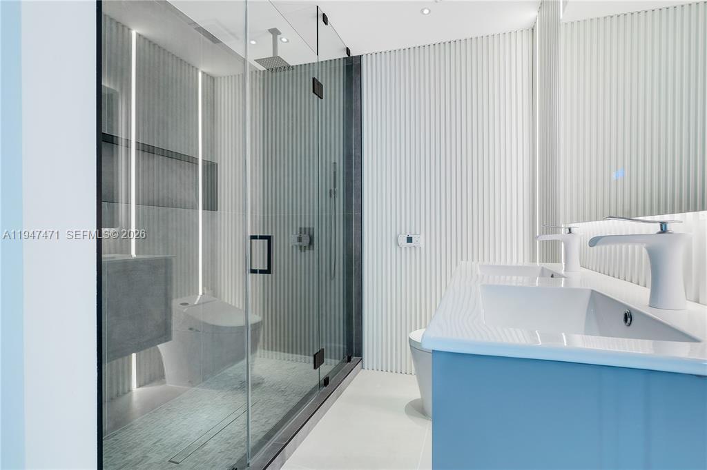 HOLLYWOOD HILLS - Residential