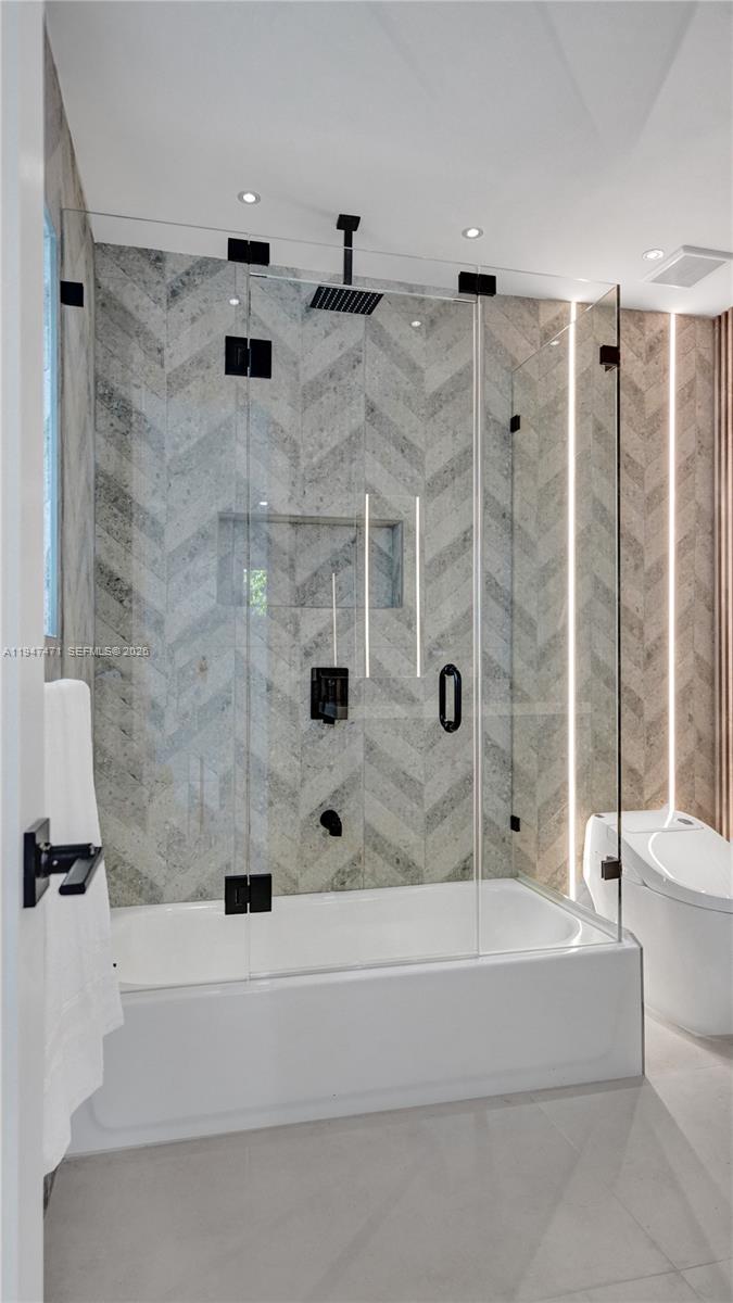 HOLLYWOOD HILLS - Residential