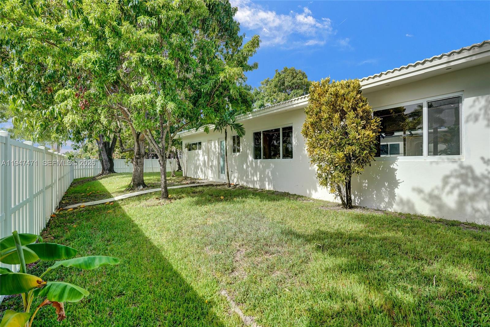 HOLLYWOOD HILLS - Residential