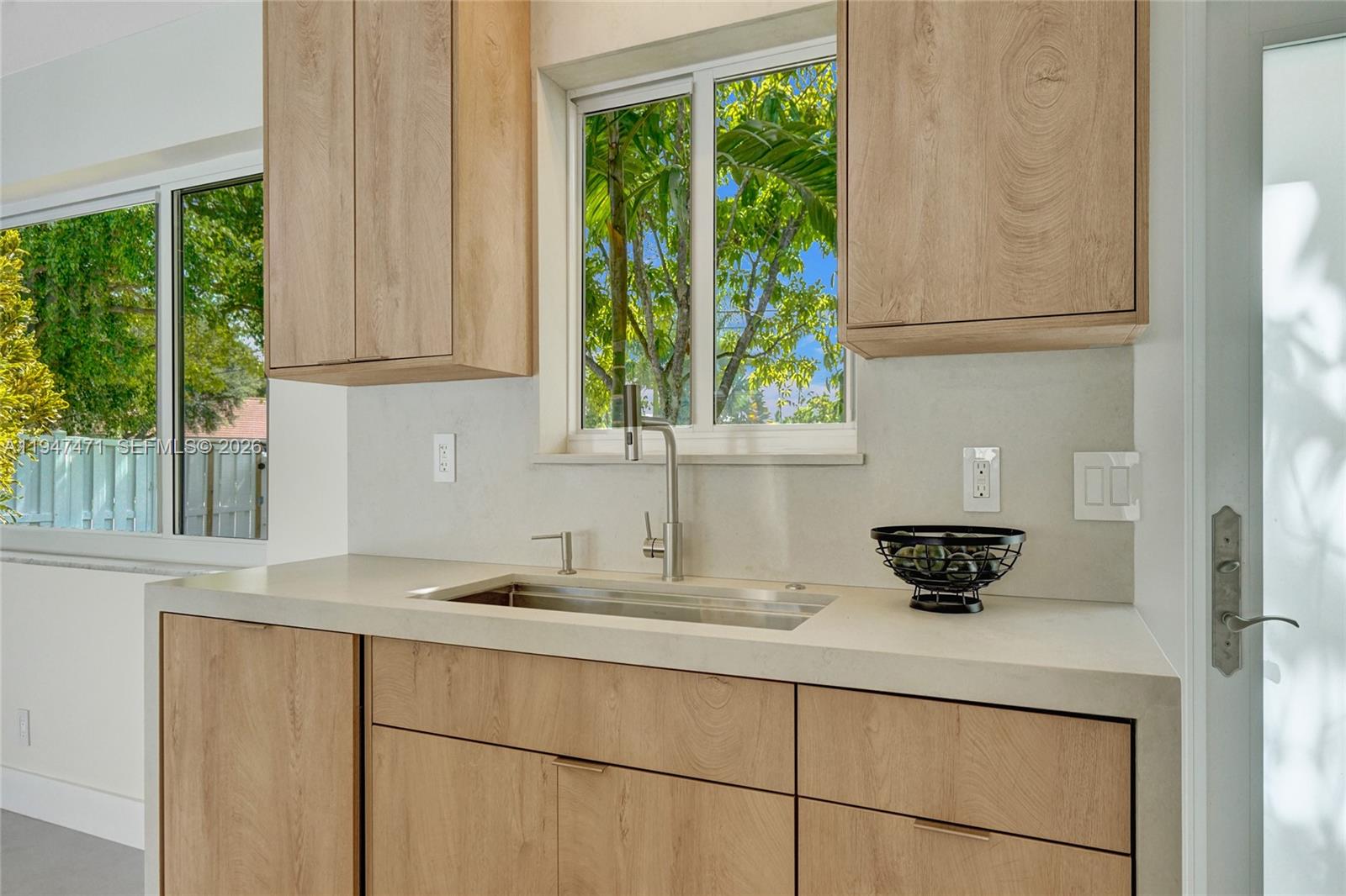 HOLLYWOOD HILLS - Residential